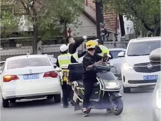 天津兩名交警街頭互毆？交警部門：正在處理