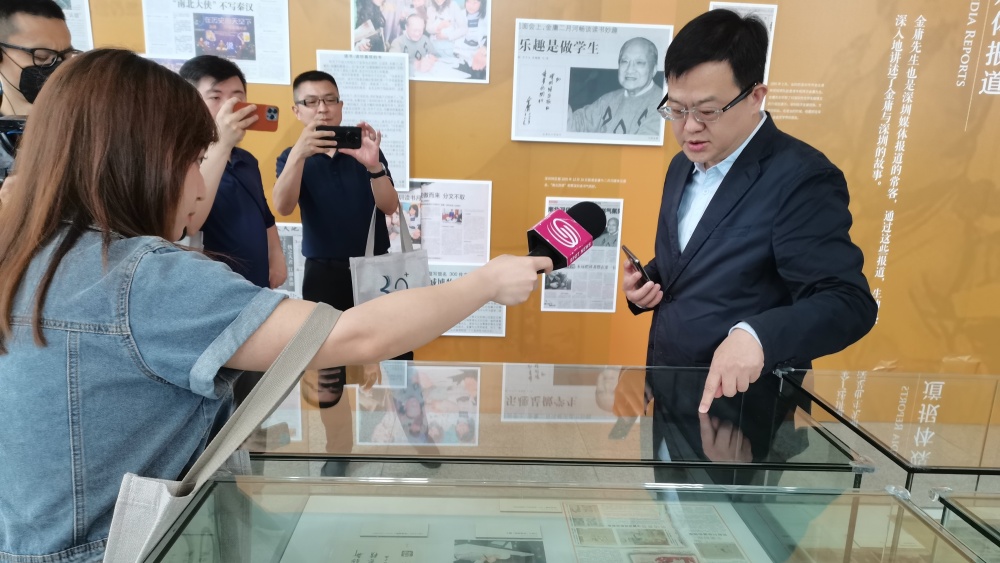 【特寫】「金庸百年誕辰文獻(xiàn)展」 香港商報(bào)提供展品引關(guān)注