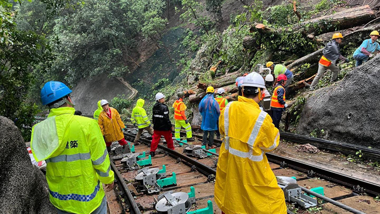 發(fā)展局：山項(xiàng)白加道塌樹清理爭取今晚完成 避免對纜車運(yùn)作構(gòu)成風(fēng)險(xiǎn)