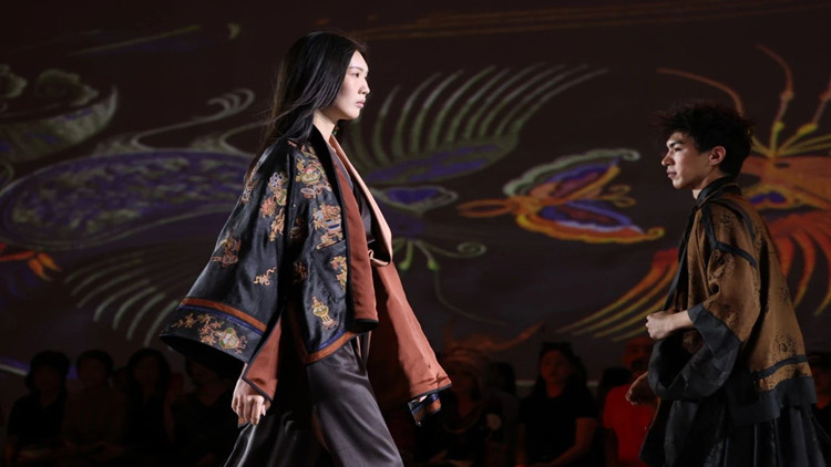 線上銷售破5億 會(huì)場(chǎng)流量超6千萬(wàn)  A/W 2024深圳時(shí)裝周完美收官