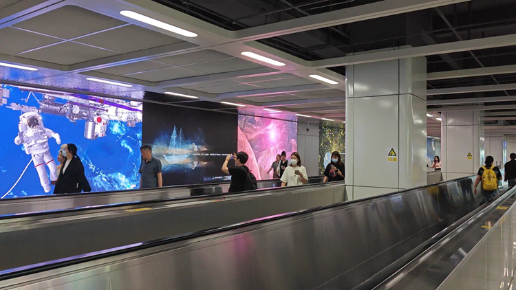 深圳地鐵後海站火了！巨幕情書致敬航天精神
