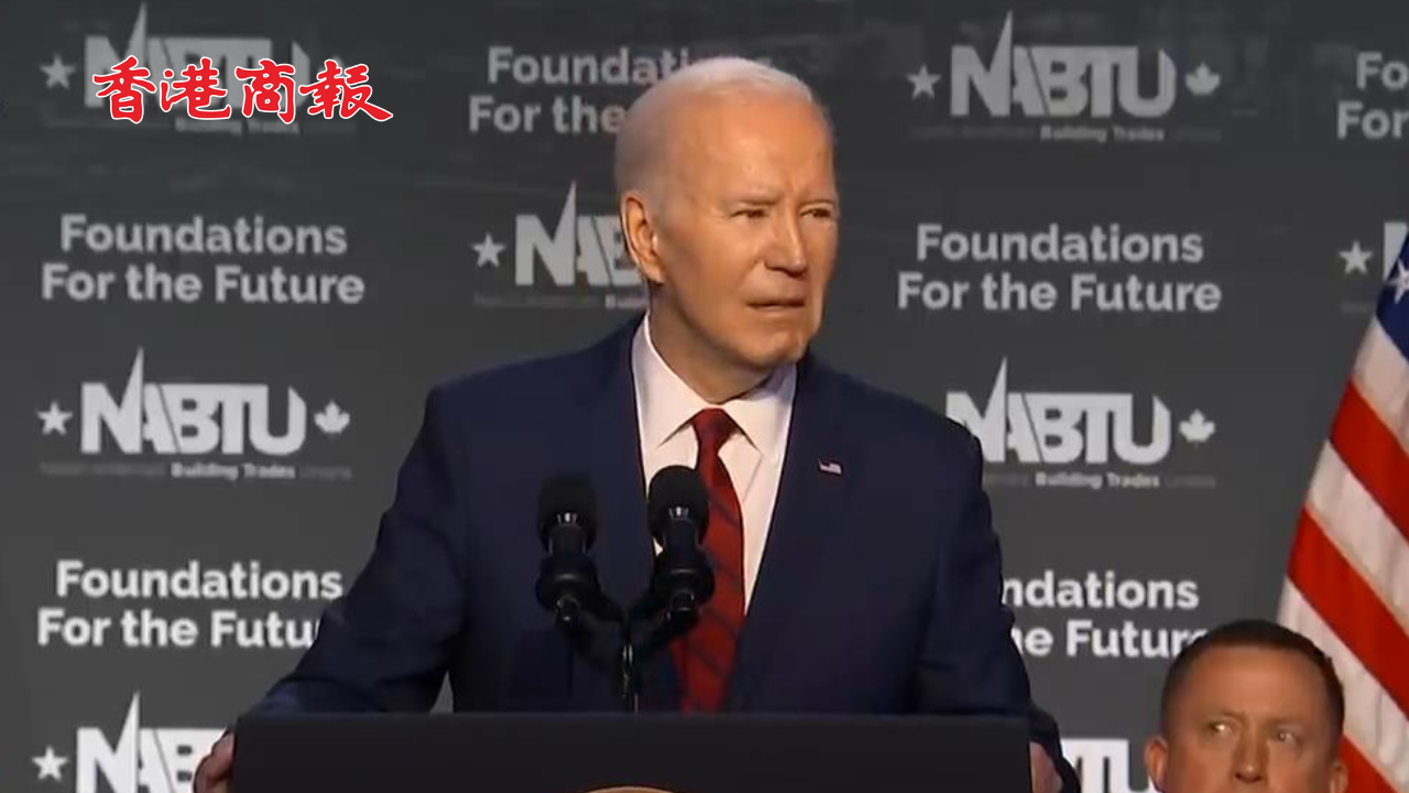 有片丨「再干四年，暫?！?拜登疑似念出提詞器上的停頓提示