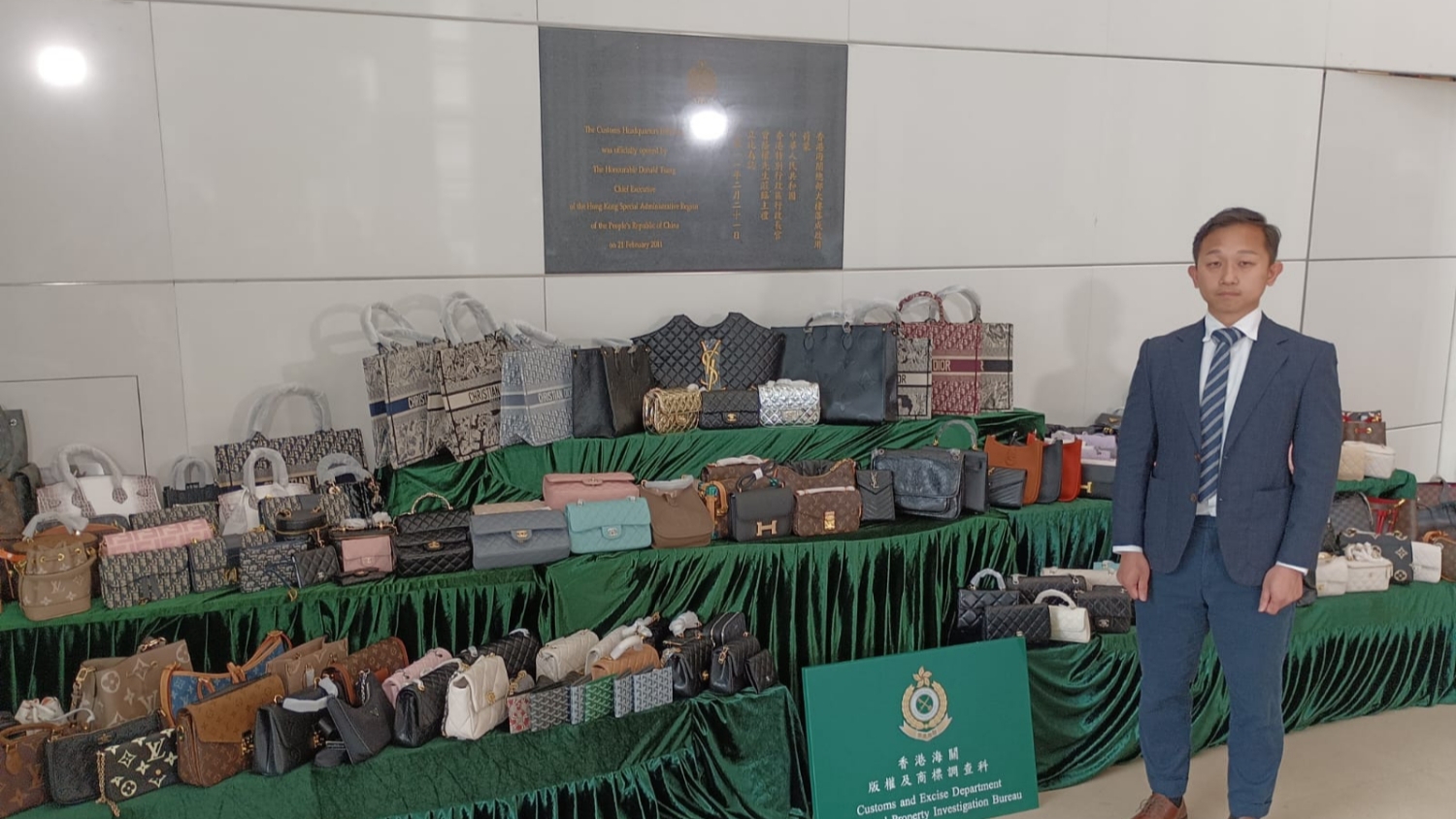 海關(guān)黃金周前夕掃蕩旺角小販攤檔 檢4900件冒牌物品拘捕兩女