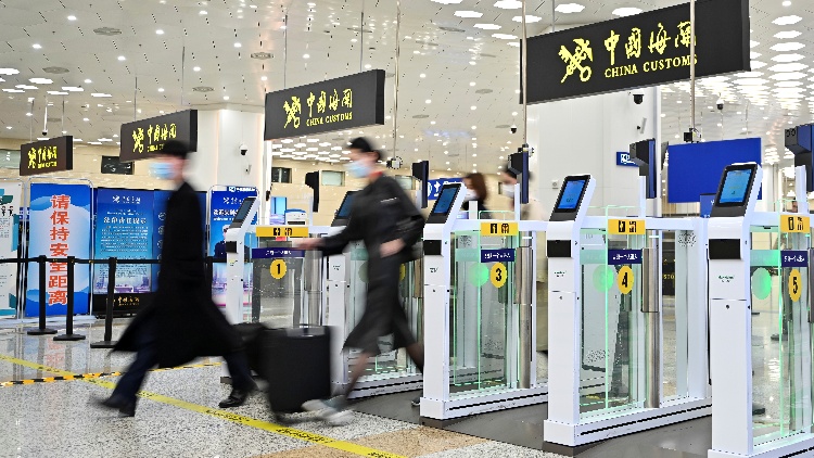 「五一」假期全國(guó)口岸日均出入境人員將達(dá)176萬(wàn)人次