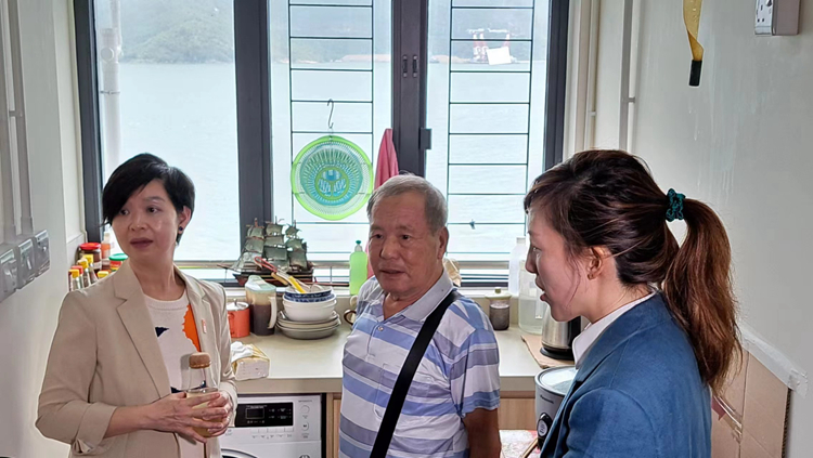 過(guò)渡性房屋「普綠軒」已入伙 何永賢探訪住戶