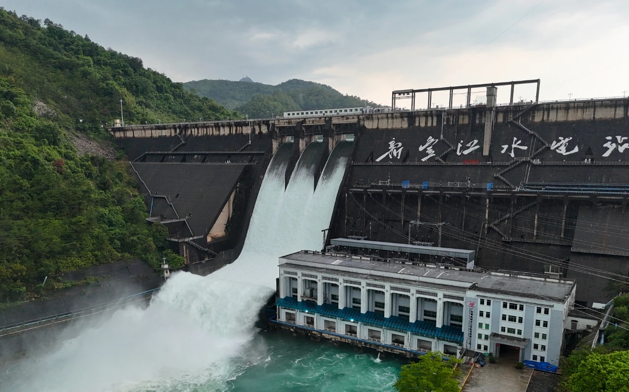 河源新豐江水庫時(shí)隔18年再次泄洪