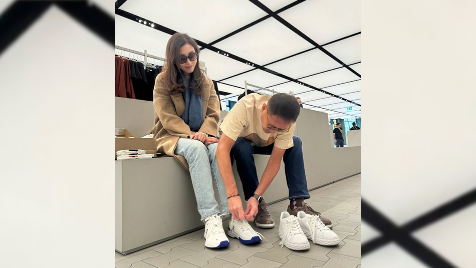 李嘉欣分享老公許晉亨貼心綁鞋帶 結(jié)婚15年依舊恩愛(ài)