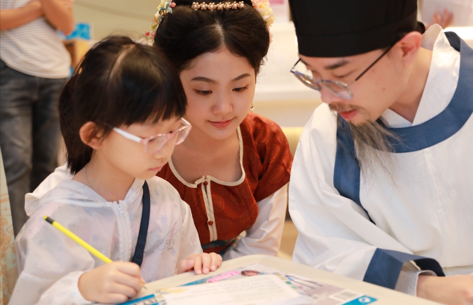 香港悅讀周弘揚(yáng)傳統(tǒng)文化  漢服愛好者還原歷史名人