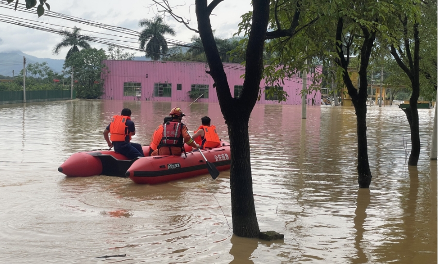 有片∣遭遇極端強(qiáng)對流天氣襲擊 博羅幹部全力守護(hù)群眾生命財(cái)產(chǎn)安全