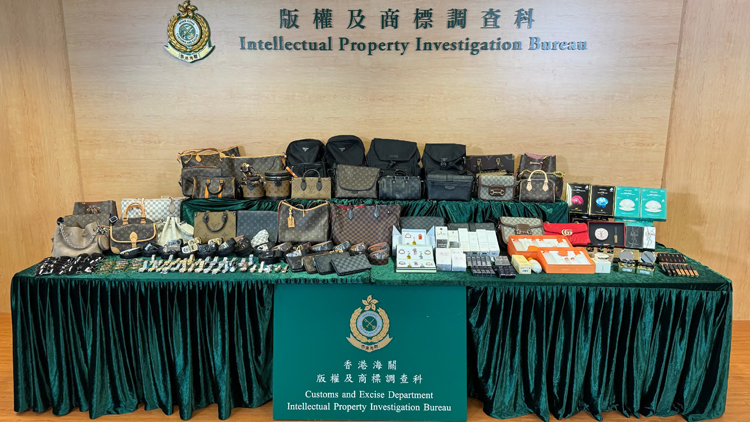 海關(guān)採(cǎi)取特別行動(dòng)打擊中英街售賣(mài)懷疑冒牌物品及未完稅物品活動(dòng)