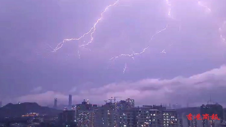 新界北區(qū)持續(xù)大雨 天文臺錄得近2萬次閃電