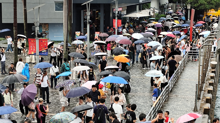 多圖｜截至上午10時 逾14.3萬人次出入境 4.3萬內(nèi)地客來港