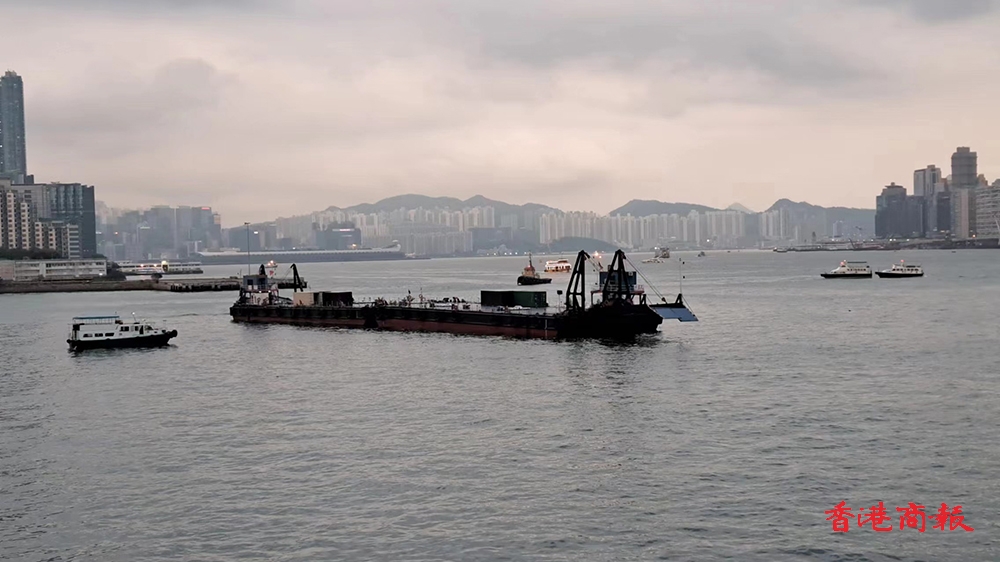 陰天無(wú)阻興致 市民遊客等候觀賞煙火