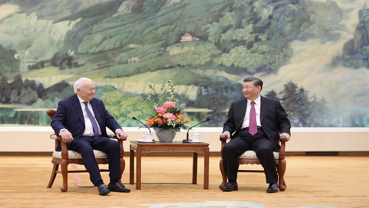 這位法國(guó)友人 有一枚「001」號(hào)獎(jiǎng)?wù)? title=