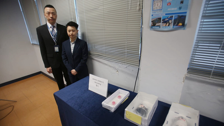 疑將通渠水樽扔出街外濺傷途人 警拘七旬翁