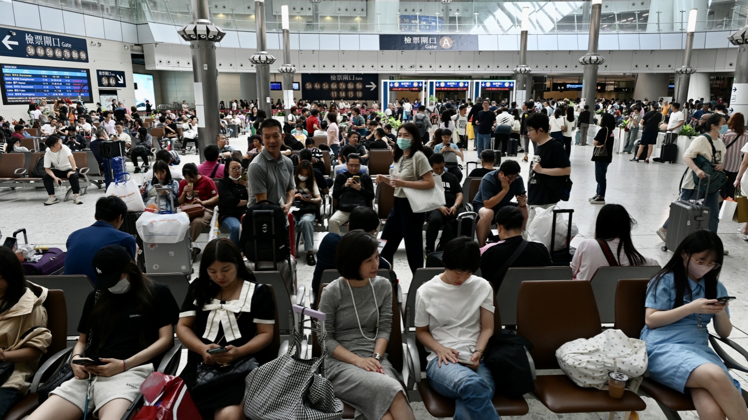 注意！深圳各口岸客流走高 通關(guān)時間要留足