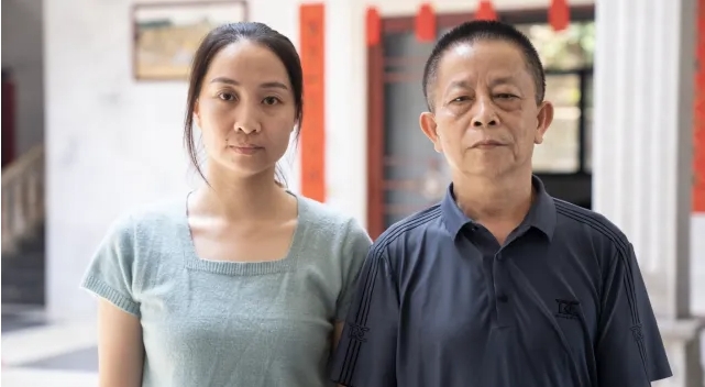 情急之下，他跪下攔車！