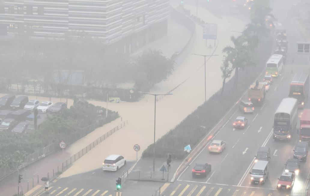多圖丨天文臺發(fā)出紅色暴雨警告 觀塘西貢將軍澳多處水浸