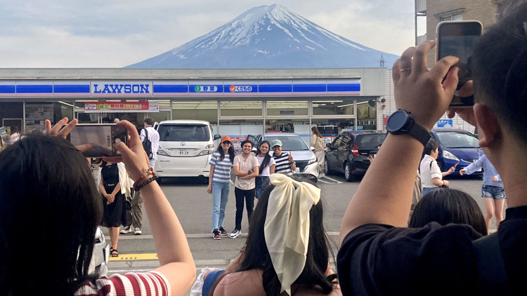 日本便利店成拍富士山景點 設(shè)置黑布阻擋拍攝惹爭議