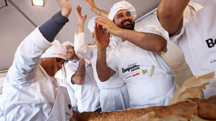 法國(guó)麵包師傅造出140米最長(zhǎng)麵包 打破健力士紀(jì)錄