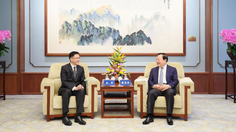 夏寶龍在京會見創(chuàng)新科技及工業(yè)局局長孫東一行