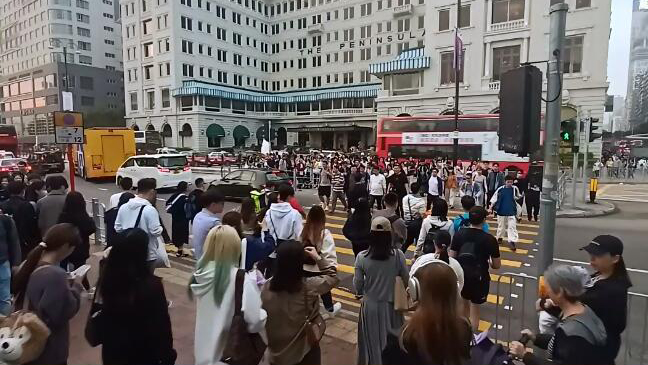 有片 | 【短頻快評(píng)】低消費(fèi)內(nèi)地客搞臭香港招牌？ 港府發(fā)聲：謬論！