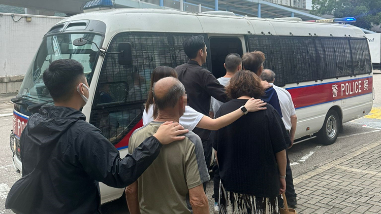 警方聯(lián)同內(nèi)房署打擊街頭聚賭 拘捕12名男女