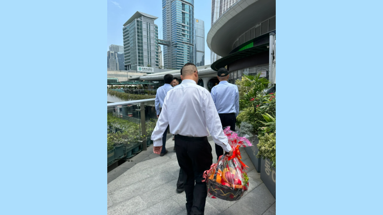 「工作暫停！接受表揚(yáng)ing」深圳某商場屏幕亮了 背後原因暖心……