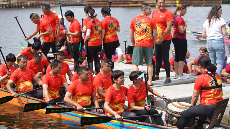 中國(guó)龍舟隊(duì)亮相布拉格龍舟節(jié)