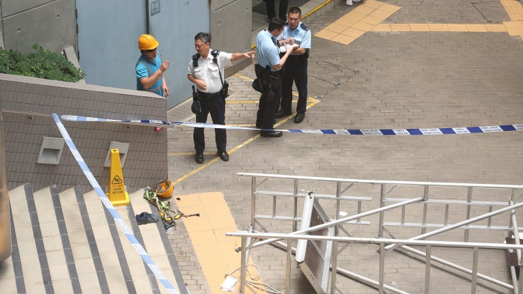 柴灣工作臺翻側(cè)　一工人倒地受傷