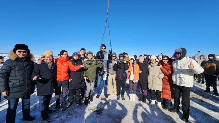 首個(gè)由香港中學(xué)生設(shè)計(jì)製造小型人造衛(wèi)星升空測(cè)試成功