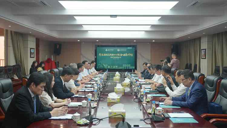 有片 ︳佛山暨大港澳子弟學(xué)校聯(lián)手內(nèi)地中學(xué)打造大灣區(qū)拔尖創(chuàng)新人才聯(lián)合培養(yǎng)計劃