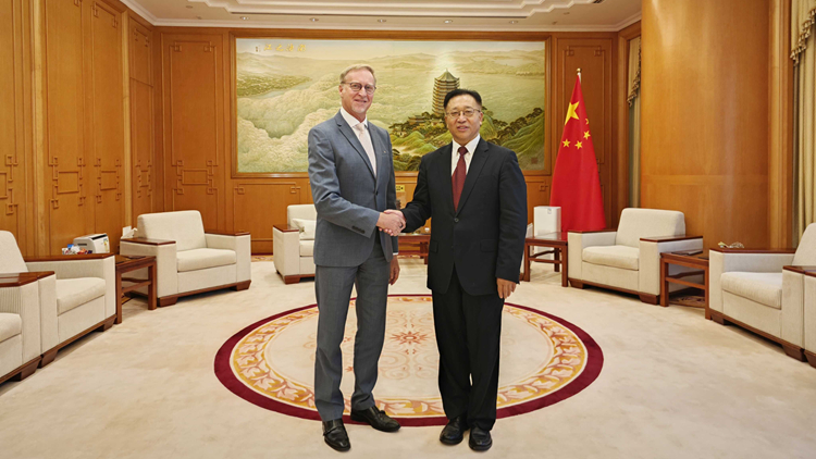 崔建春晤英國駐港總領(lǐng)事 就英方任意逮捕起訴中國公民提嚴(yán)正交涉