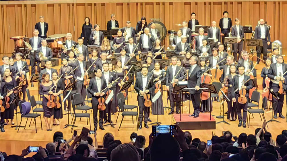 有片｜「港樂五十周年」內地巡演 北京國家大劇院上演收官之戰(zhàn) 觀眾掌聲雷動