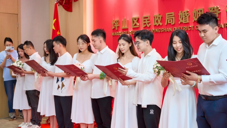 創(chuàng)歷史新高！「520」當(dāng)天1851對新人在深圳登記結(jié)婚