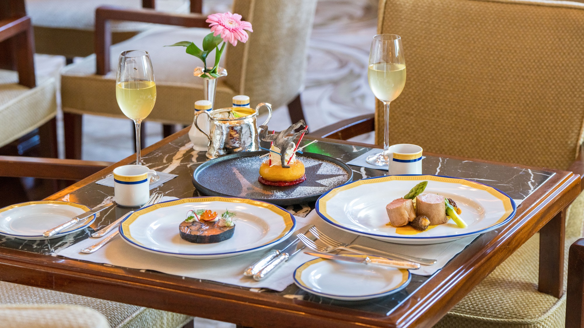 【美食】街舞結(jié)合古典音樂 法國五月晚宴表演