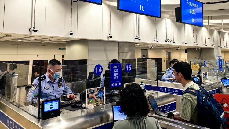 西九龍邊檢站多措助力文博會(huì)客商順暢通關(guān)