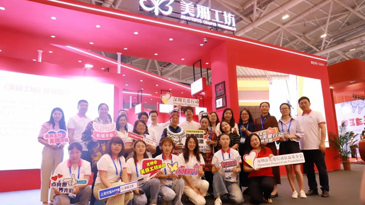 「美麗工坊」文創(chuàng)盛宴閃耀文博會 外國友人為中國非遺文化打call！