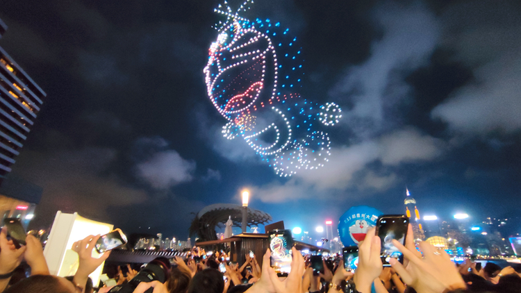 有片｜千架無(wú)人機(jī)飛越維港上空 多啦A夢(mèng)大雄等閃現(xiàn)