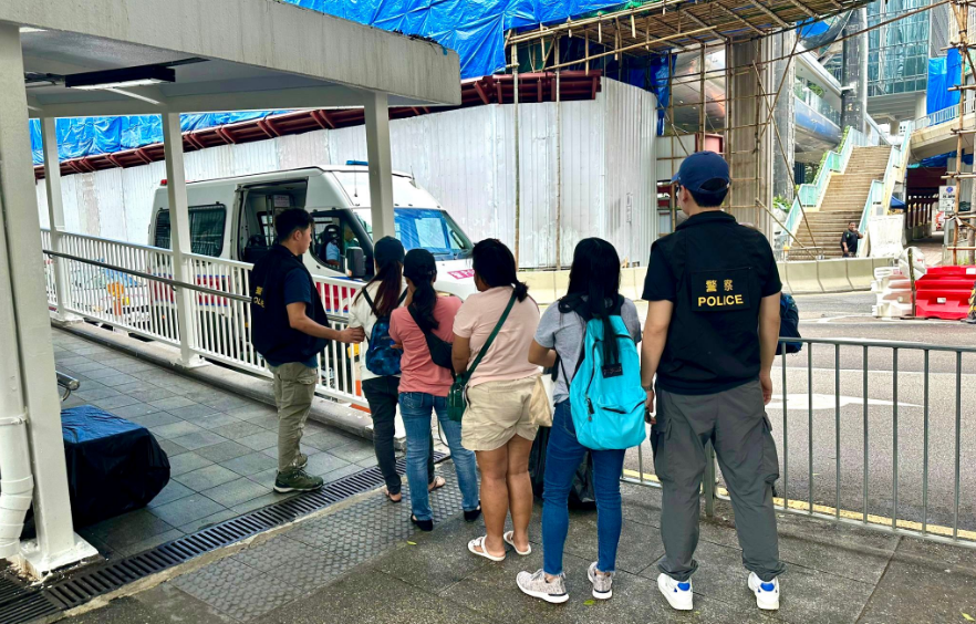 警方中區(qū)打擊街頭賭博 拘4女檢賭具及現(xiàn)金