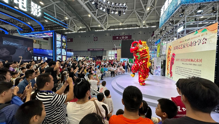 粵劇醒獅亮相文博會(huì)現(xiàn)場(chǎng)收徒 深圳新聞網(wǎng)《深圳文藝家》分享會(huì)引爆全場(chǎng)