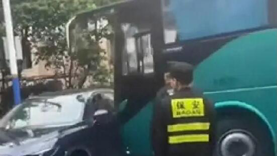 駕駛大巴將小客車頂開(kāi)致1人擦傷 肇事司機(jī)被上海警方控制