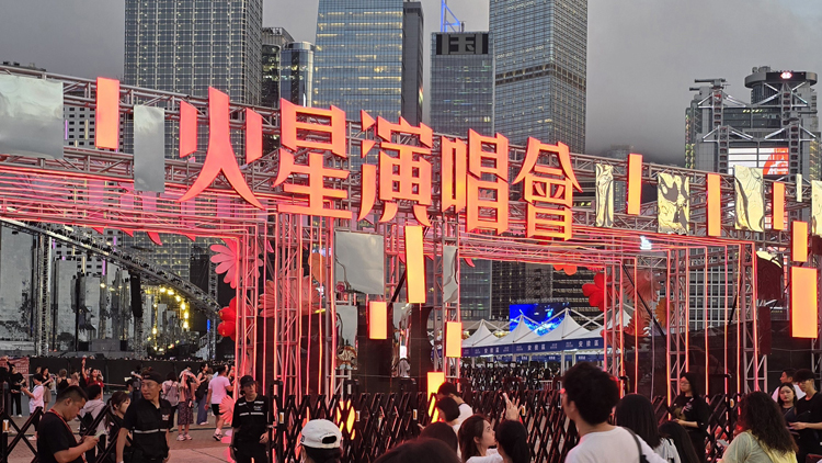 有片 | 【華晨宇香港演唱會】大批內地粉絲跨境捧場 擠滿中環(huán)海濱