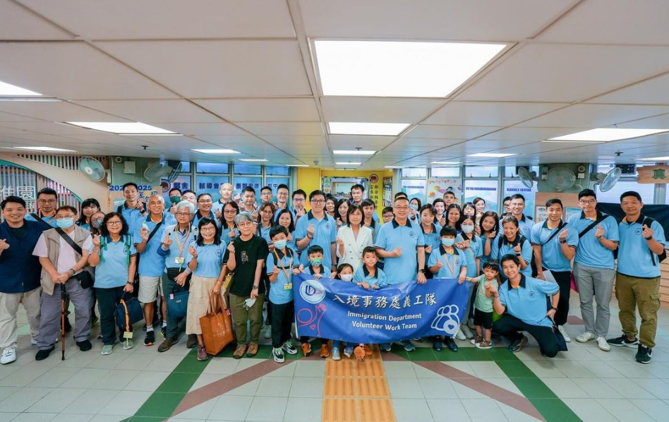 入境處義工隊(duì)端午送暖 問候長者維修雪櫃拐杖