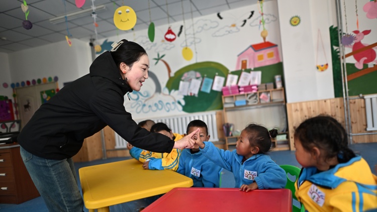 廣東將調(diào)整高校畢業(yè)生到農(nóng)村從教上崗?fù)速M(fèi)政策 受聘1年內(nèi)可由本人申請(qǐng)退費(fèi)