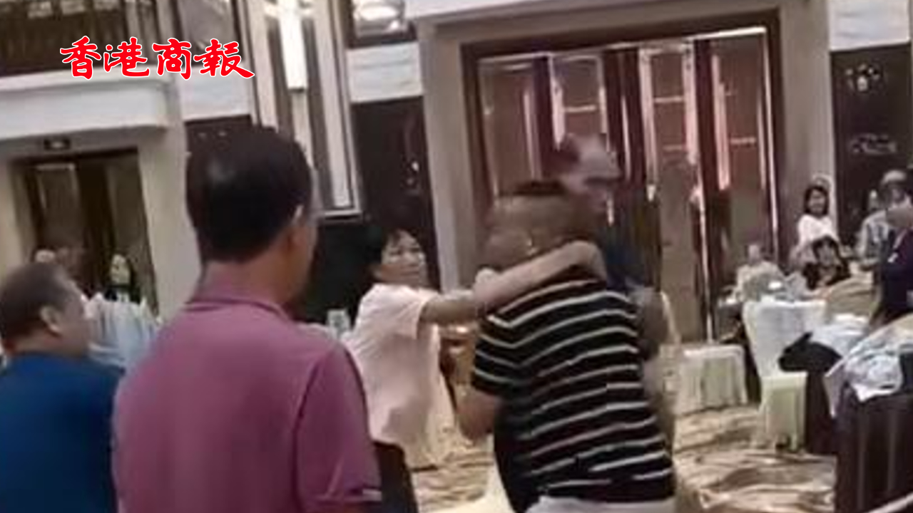 有片丨佛山一茶樓食客因爭(zhēng)桌位打架鬥毆 雙方正在接受調(diào)查