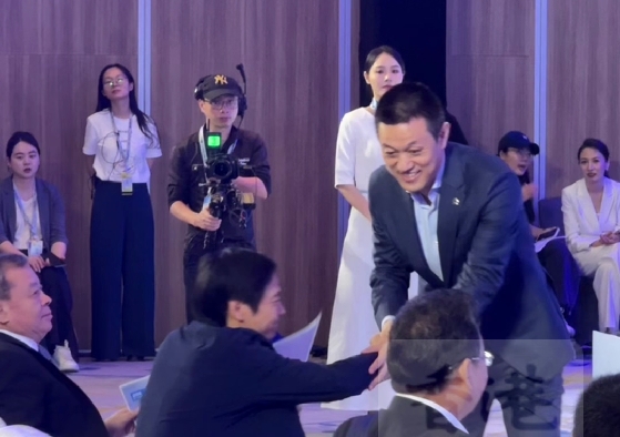 有片 ︳粵港澳大灣區(qū)車展今日開幕 蔚來CEO李斌演講之後與車圈大佬們握手