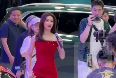 有片丨粵港澳大灣區(qū)車(chē)展現(xiàn)場(chǎng) 文詠珊一襲紅裙為鴻蒙智行打call