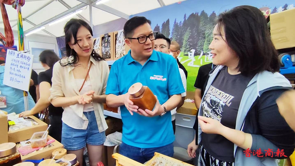 冒雨行市集嘉年華 鄧炳強(qiáng)斥千元買蜜糖皮蛋咸蛋串燒