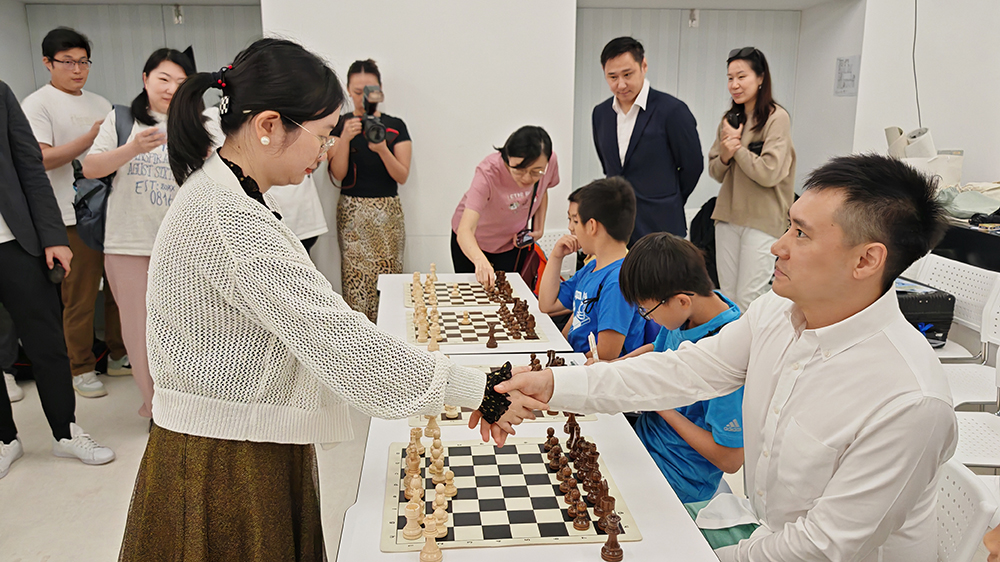 「棋后」譚中怡來港 與愛好者共弈國(guó)際象棋